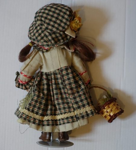 Porcelán baba korhű ruhában, 30 cm magas